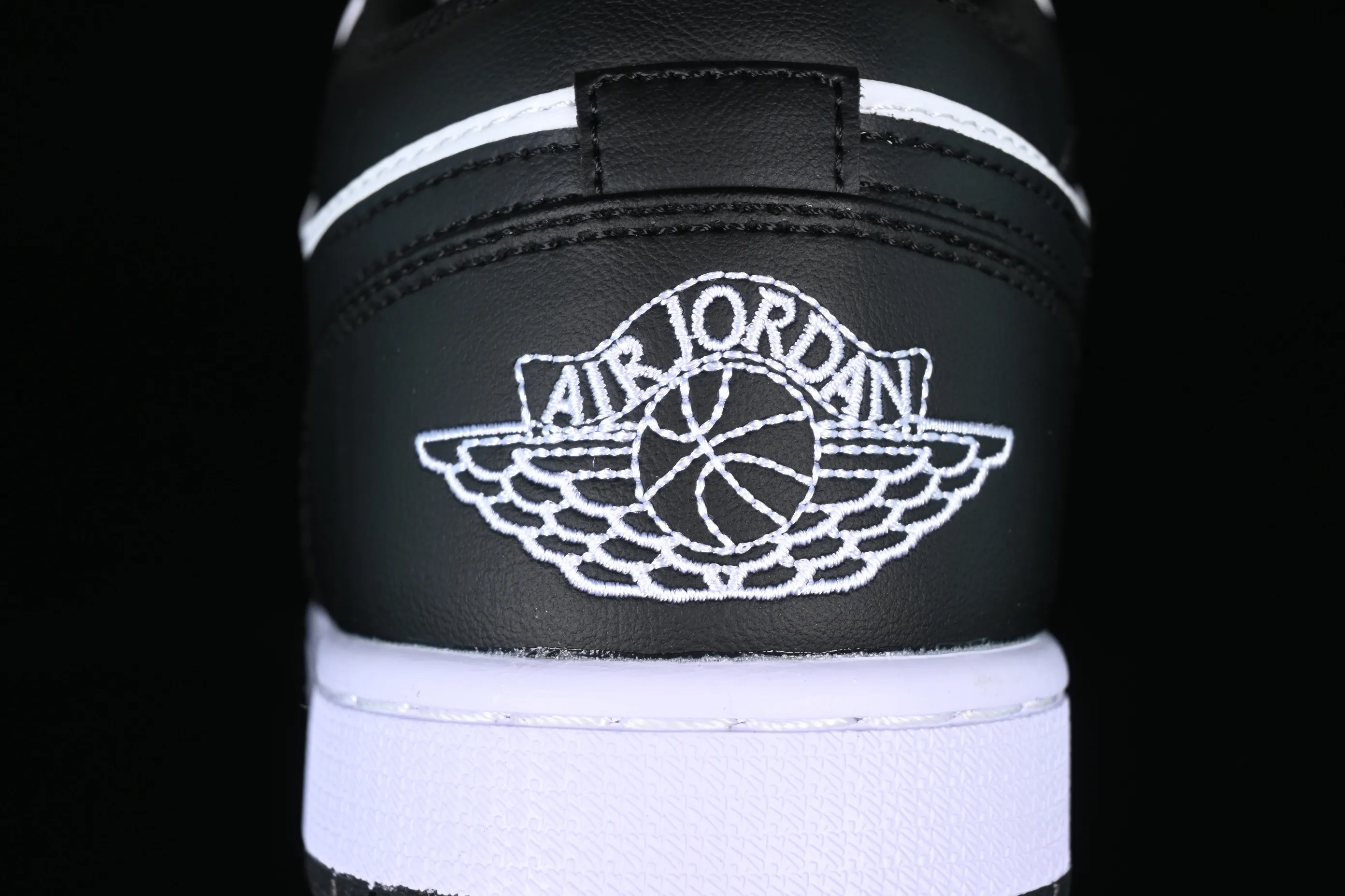All categories Air Jordan Jordan series basketball shoes Air Jordan 1 Low Z version Air Jordan 1 Low "White and Black" AJ1 Joe 1 white and black color matching low-top cultural casual sneakers 553558-132